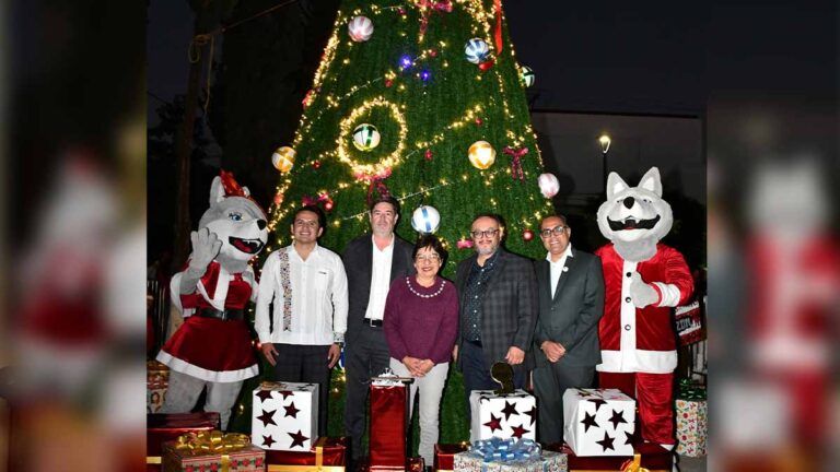 Lilia Cedillo enciende el Árbol de Navidad en el área de la Salud