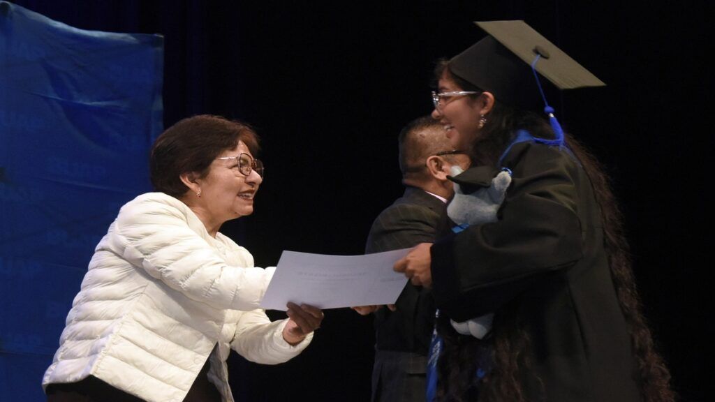Rectora BUAP graduación Bachillerato Internacional 5 de Mayo