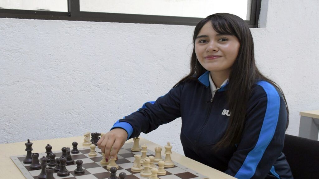 Alumna BUAP medalla de plata ajedrez