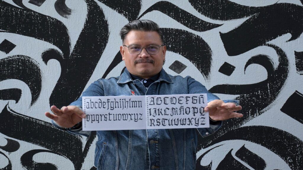 Investigador BUAP caligrafía gótica