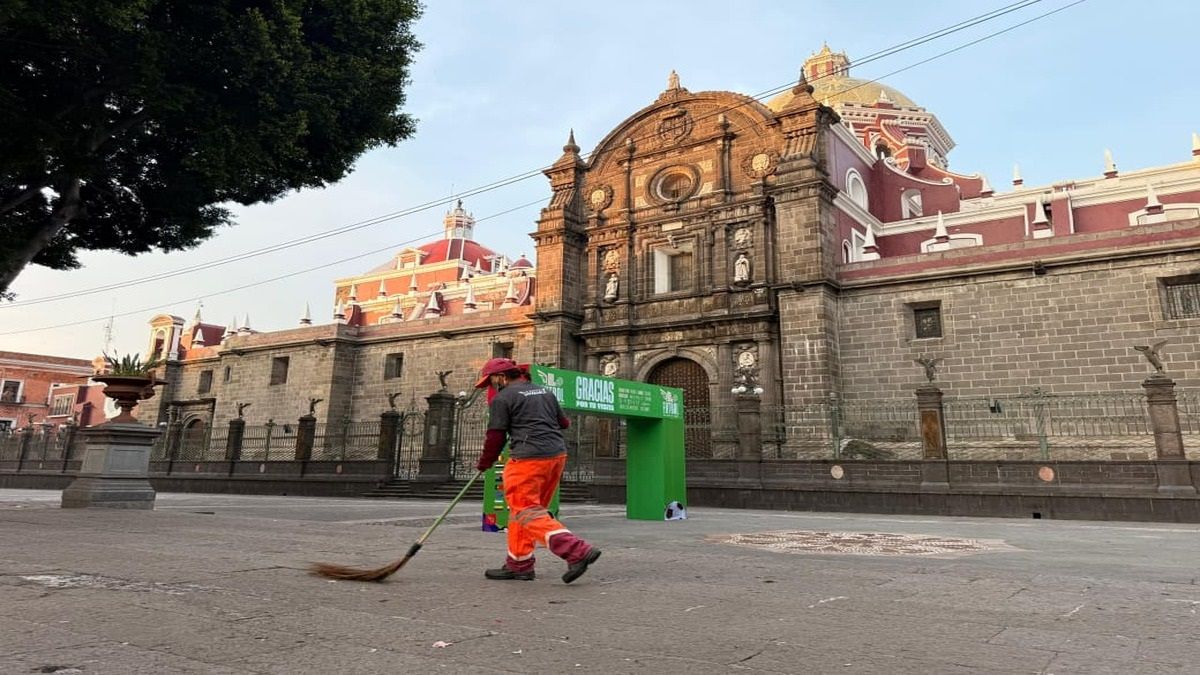 Operativo limpieza Zócalo y avenida Juárez