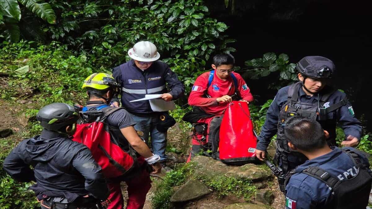 Reanudan búsqueda desaparecidos gruta Cuetzalan