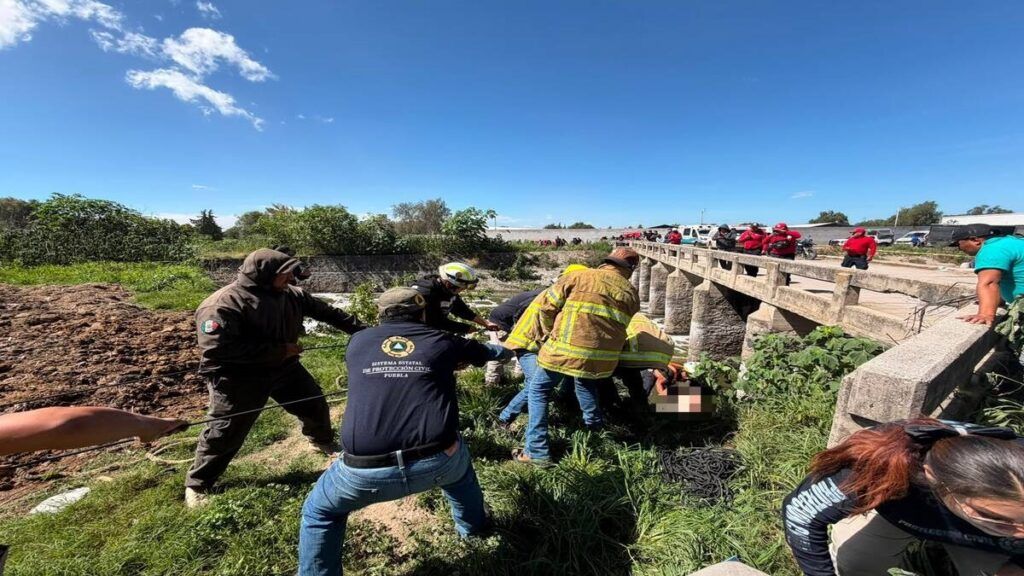 Rescatan cuerpo de motociclista desaparecido Canal de Valsequillo