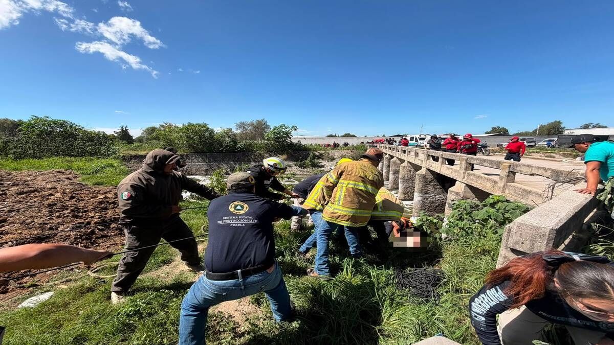 Rescatan cuerpo de motociclista desaparecido Canal de Valsequillo
