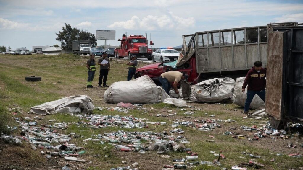 Volcadura camioneta Puebla-Orizaba