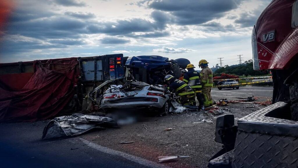 Vuelca camión aplasta a conductor Autopista Siglo XXI