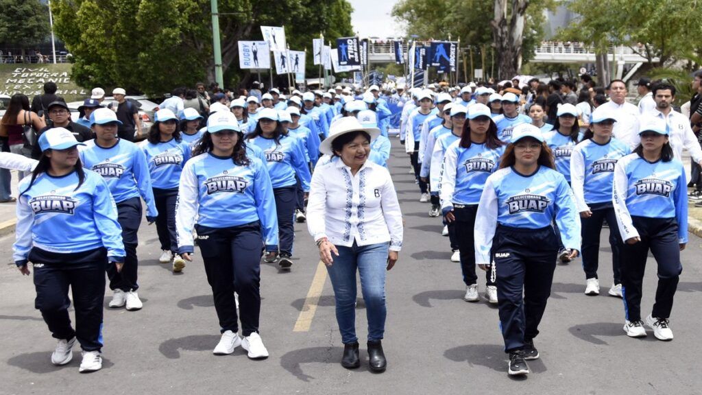 Desfile bienvenida BUAP