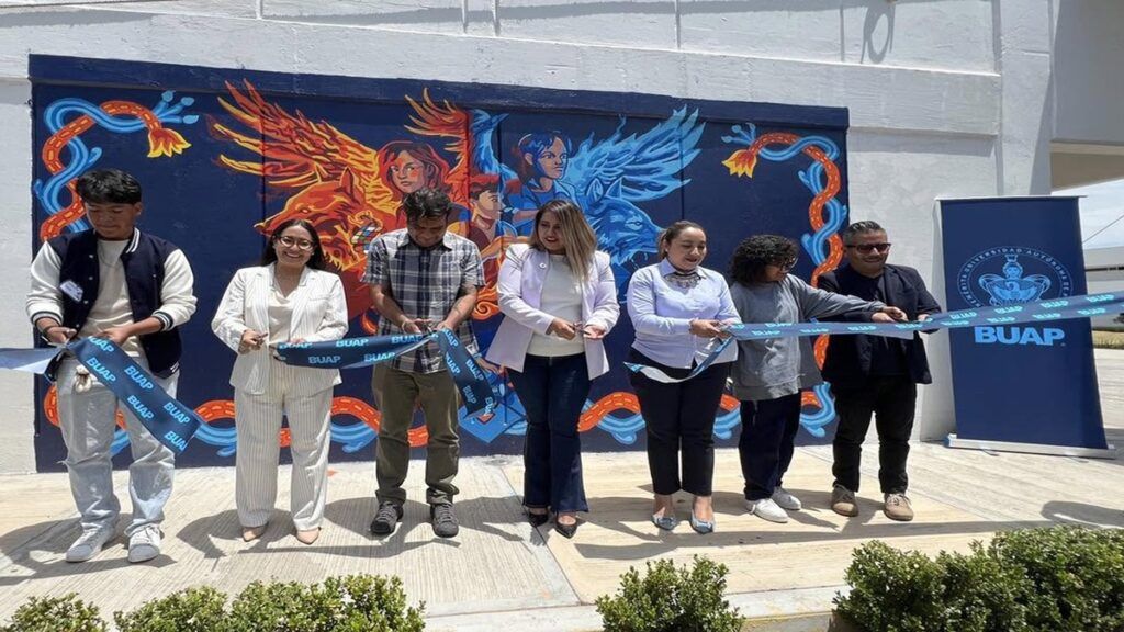 Estudiantes BUAP mural preparatoria Tepeaca