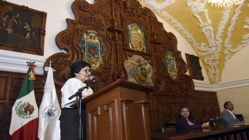Lilia Cedillo entrega reconocimientos Facufi