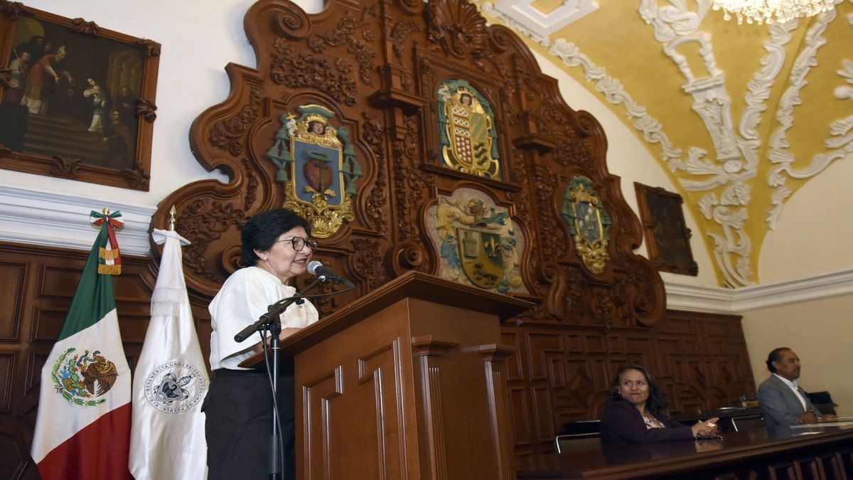 Lilia Cedillo entrega reconocimientos Facufi