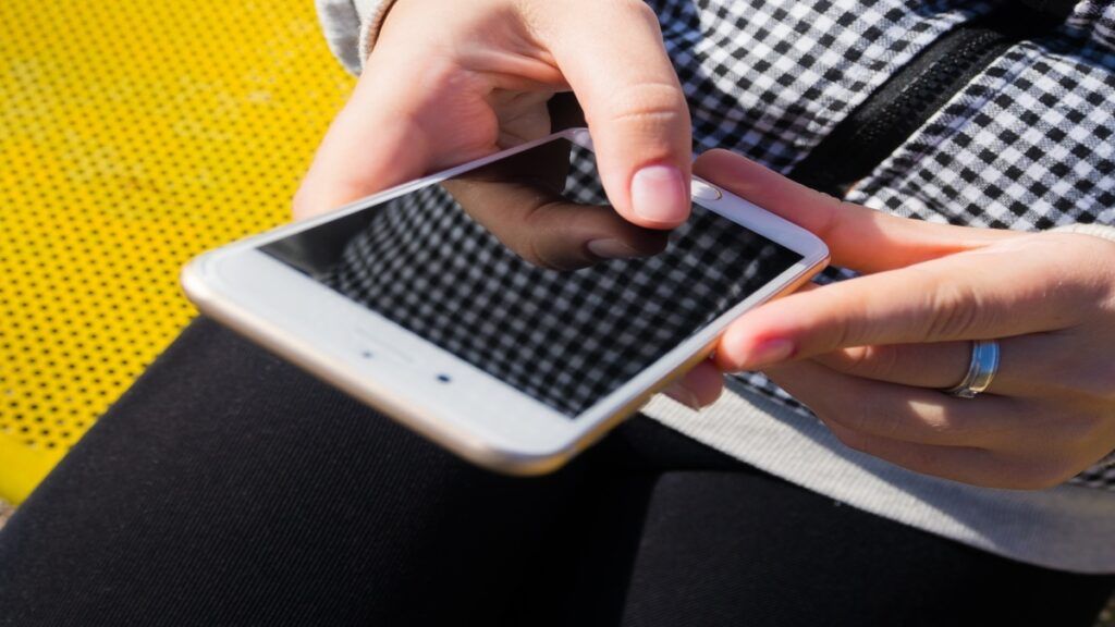 Restricción uso celulares primaria y secundaria