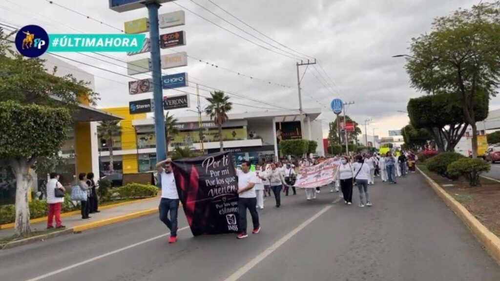 Marcha trabajadores IMSS Puebla rechazo incremento salarial